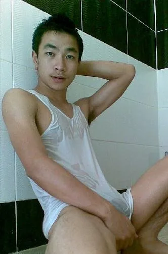 Joven filipino desnudo con el culo virgen