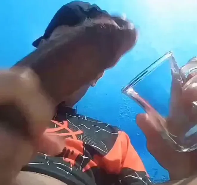Se hace una paja se corre en un vaso